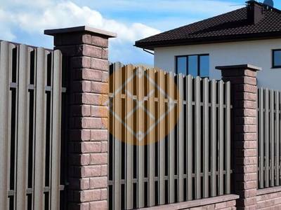 Глухой забор с фундаментом, наполнение из евроштакетника с кирпичными колоннами