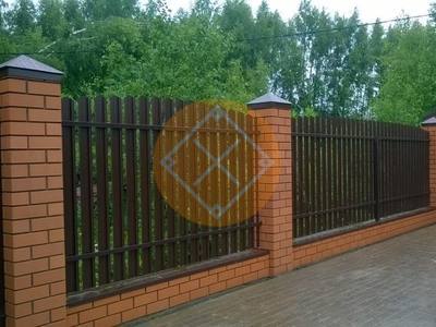 Забор с фундаментом из евроштакетника, опоры - кирпичные столбы