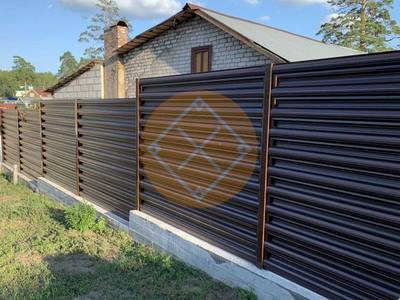 Забор лесенкой из евроштакетника с горизонтальным заполнением