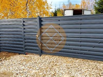 Забор из евроштакетника с горизонтальным заполнением, конструкция с калиткой