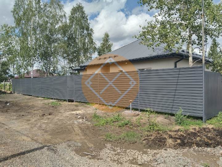 общий вид забора из горизонтального профнастила