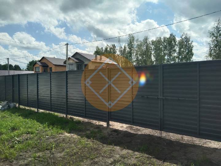 общий вид горизонтального забора из профлиста вид внури