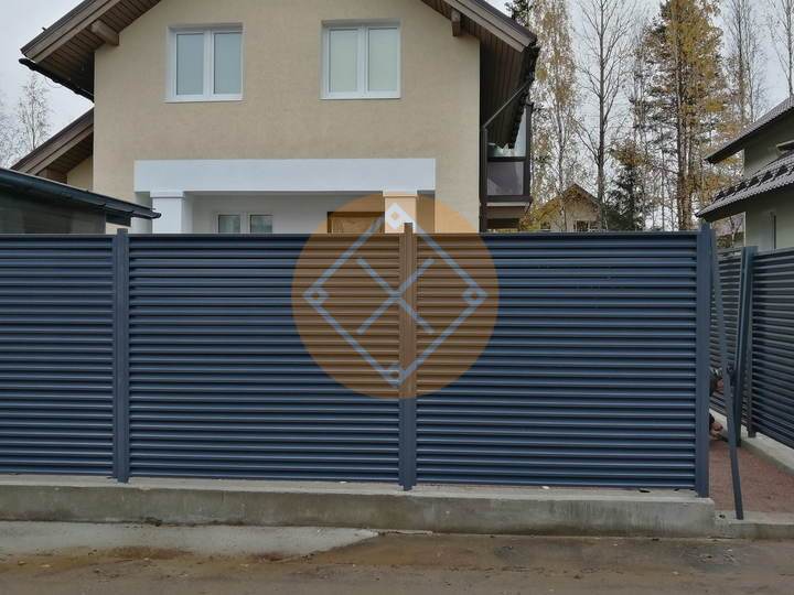 забор из горизонтального профнастила для дачи