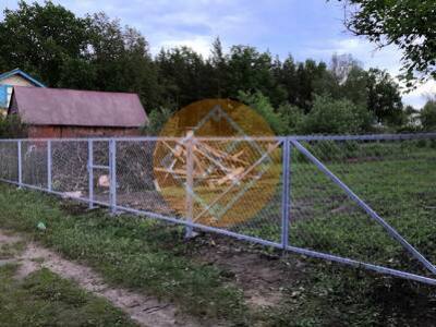 Забор из сетки рабицы с калиткой и распашными воротами