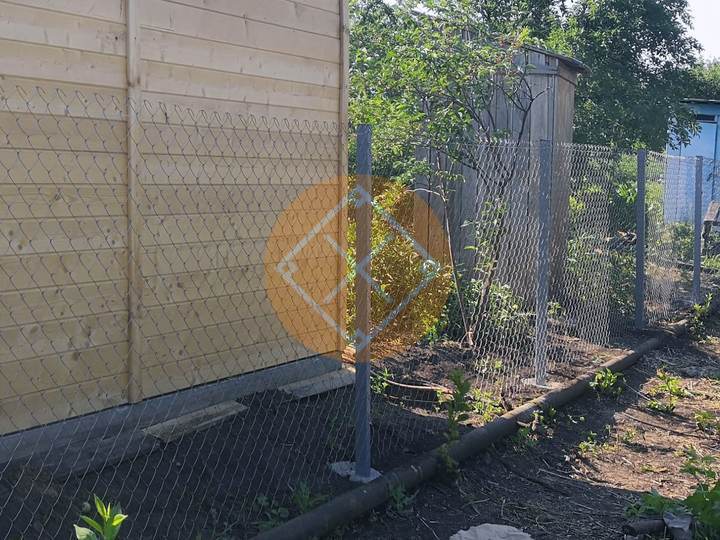 забор на столбах с заполнением сеткой рабица