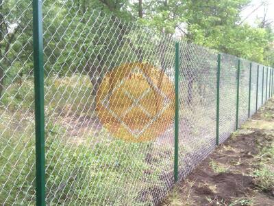 Высокий забор из сетки рабицы для участка