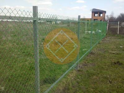 Забор на усиленных столбах с заполнением сеткой рабицей