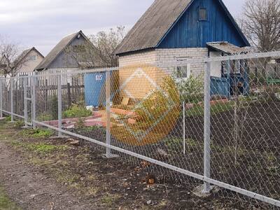 Забор с калиткой из сетки рабицы на дачу