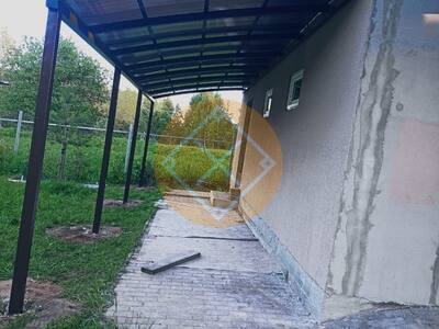 Примыкающий к дому навес из сотового поликарбоната
