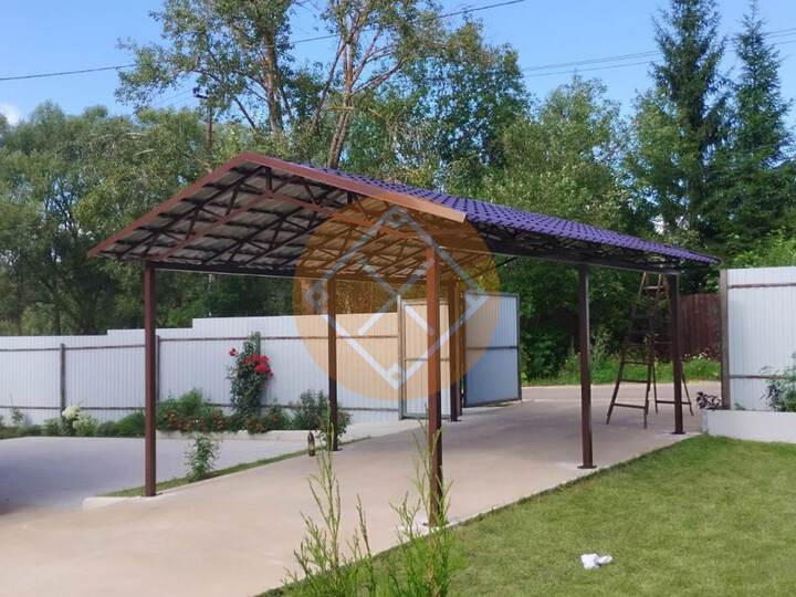 двускатный навес из металлочерепицы для загородного коттеджа