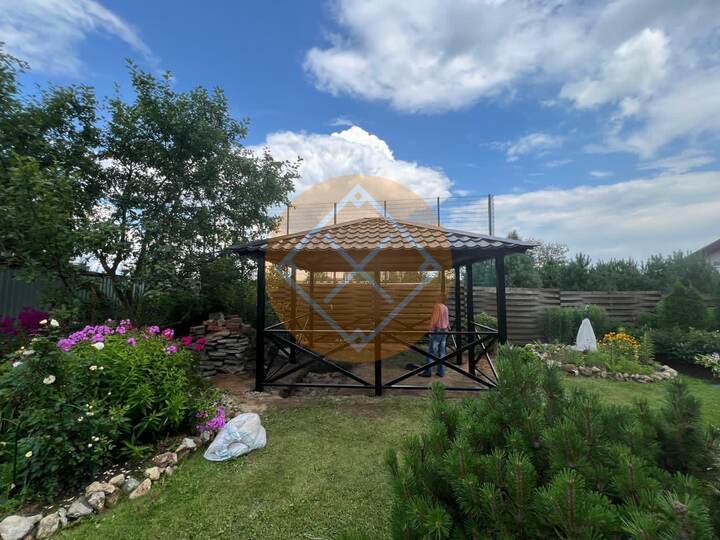 навес с четырехскатной кровлей из металлочерепицы