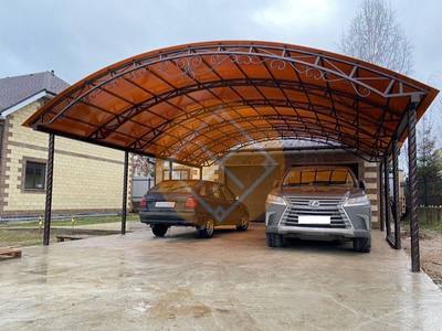 Стальной навес из поликарбоната с ковкой и арочной крышей