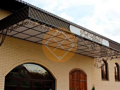 Прямой навес к дому с коваными элементами