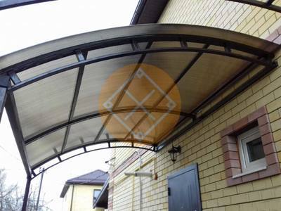 Навес к дому с полуарочной крышей с профилированными поликарбонатом