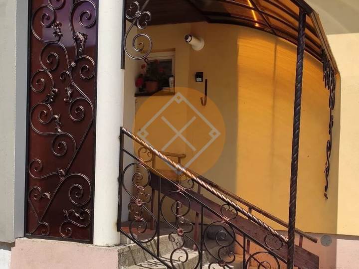 металлический навес над крыльцом