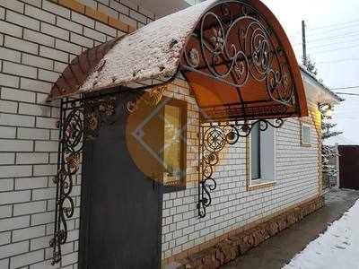 Козырек с профилированным поликарбонатом и арочной крышей