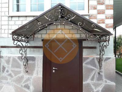 Козырек с двускатной крышей и ковкой