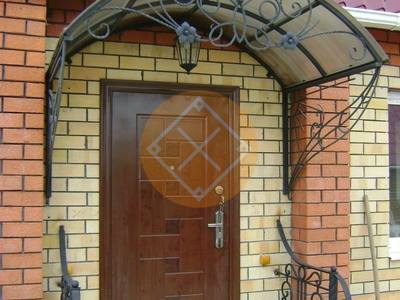 Навес над крыльцом входа в дом