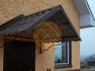Двускатный козырек из металлочерепицы