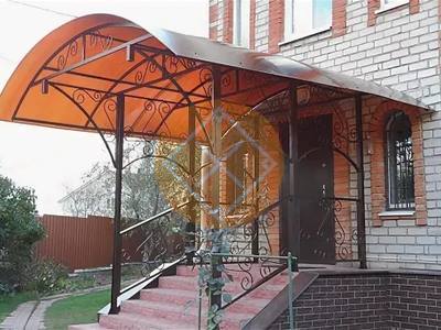Навес из поликарбоната над крыльцом дачного дома