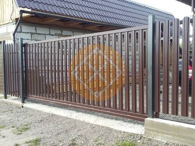 Откатные металлические ворота с евроштакетником