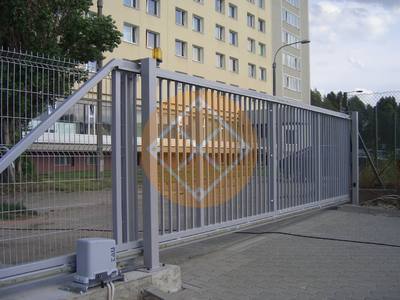 Решетчатые откатные ворота с монолитным фундаментом