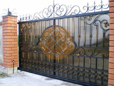 Откатные ворота с ковкой и поликарбонатом