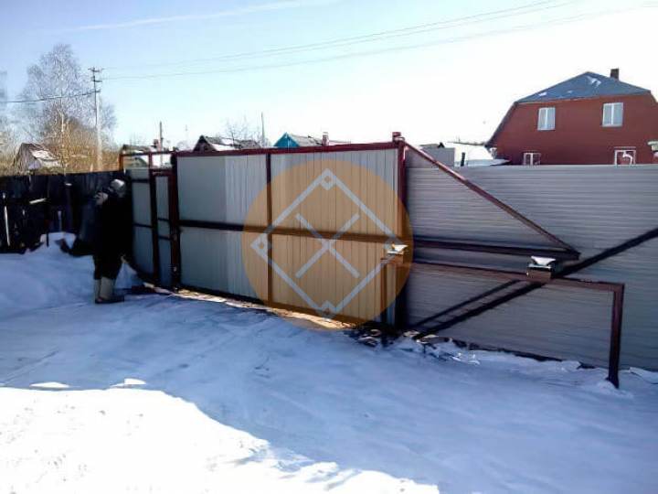 откатные ворота на винтовых сваях с профнастилом