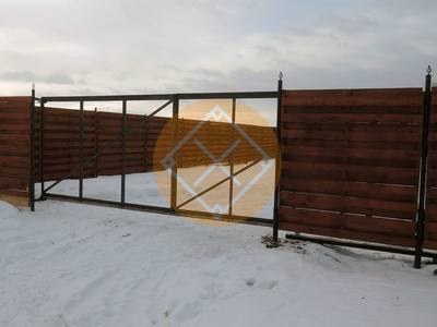 Металлические откатные ворота на сваях из штакетника