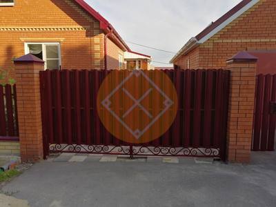 Стальные распашные ворота с евроштакетником