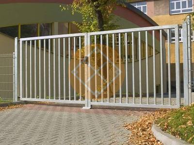 Решетчатые ворота с распашными створками серого цвета