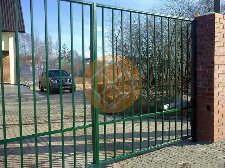 стальные решетчатые ворота с распашными створками