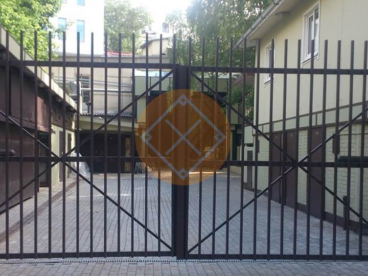 решетчатые распашные ворота с автоматикой и черным нитроэмалевым окрасом