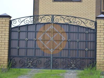 Распашные ворота с ковкой для загородного дома