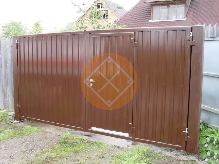 распашные ворота с калиткой и профнастилом коричневого цвета