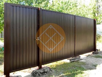 Металлические ворота с распашными створками и калиткой